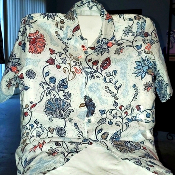 Button Down 🥳 - Picture 1 of 4